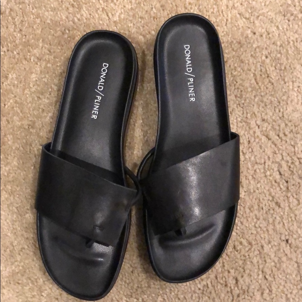 Like new Donald Pliner sandal size 8